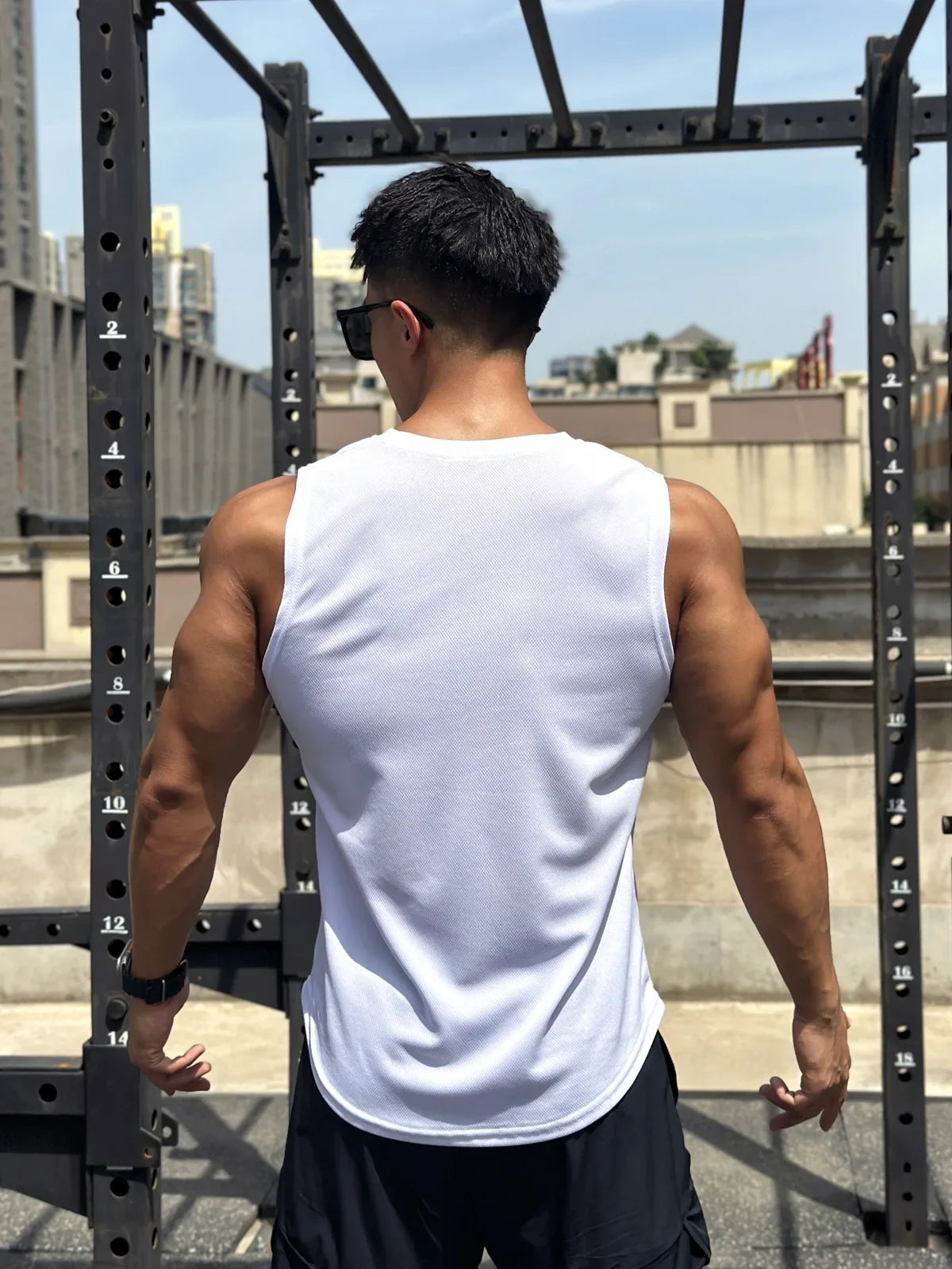 Men's Gym Tank Top – Breathable Sleeveless Workout Shirt – Lightweight Mesh Fitness Vest for Running, Training & Sports